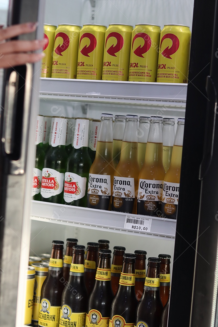 Linda mão de mulher abrindo câmara fria com bebidas alcoólicas