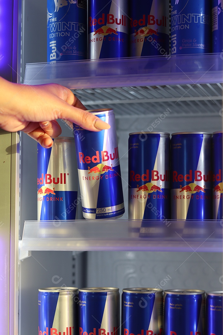 Linda mão de mulher retirando energético de câmara fria