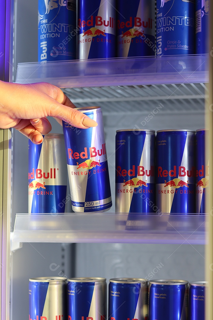 Linda mão de mulher retirando energético de câmara fria