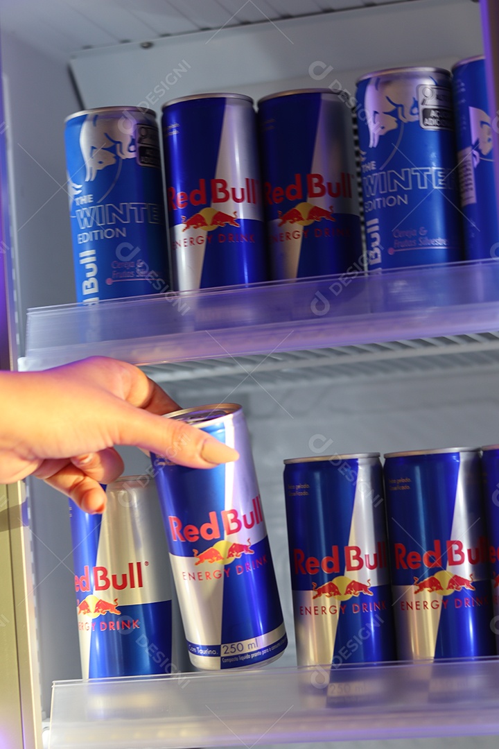 Linda mão de mulher retirando energético de câmara fria