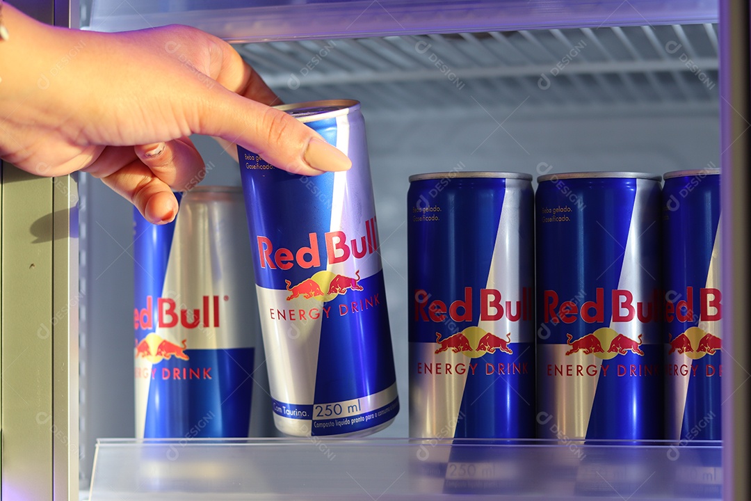 Linda mão de mulher retirando energético de câmara fria