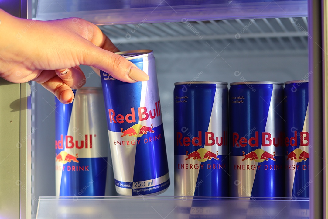 Linda mão de mulher retirando energético de câmara fria