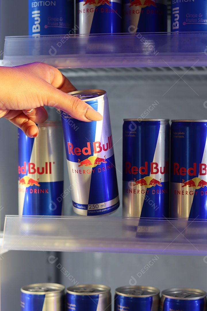 Linda mão de mulher retirando energético de câmara fria