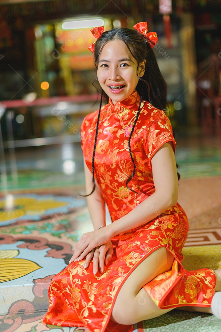 Linda mulher jovem sobre fundo desfocado