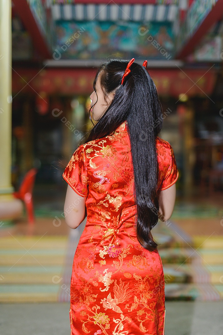 Linda mulher jovem sobre fundo desfocado