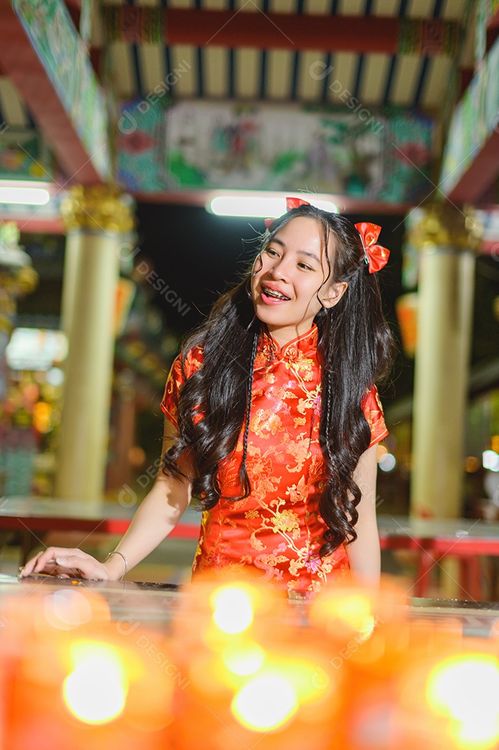 Linda mulher jovem sobre fundo desfocado