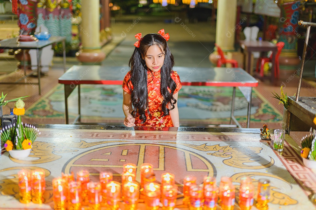 Linda mulher jovem sobre fundo desfocado