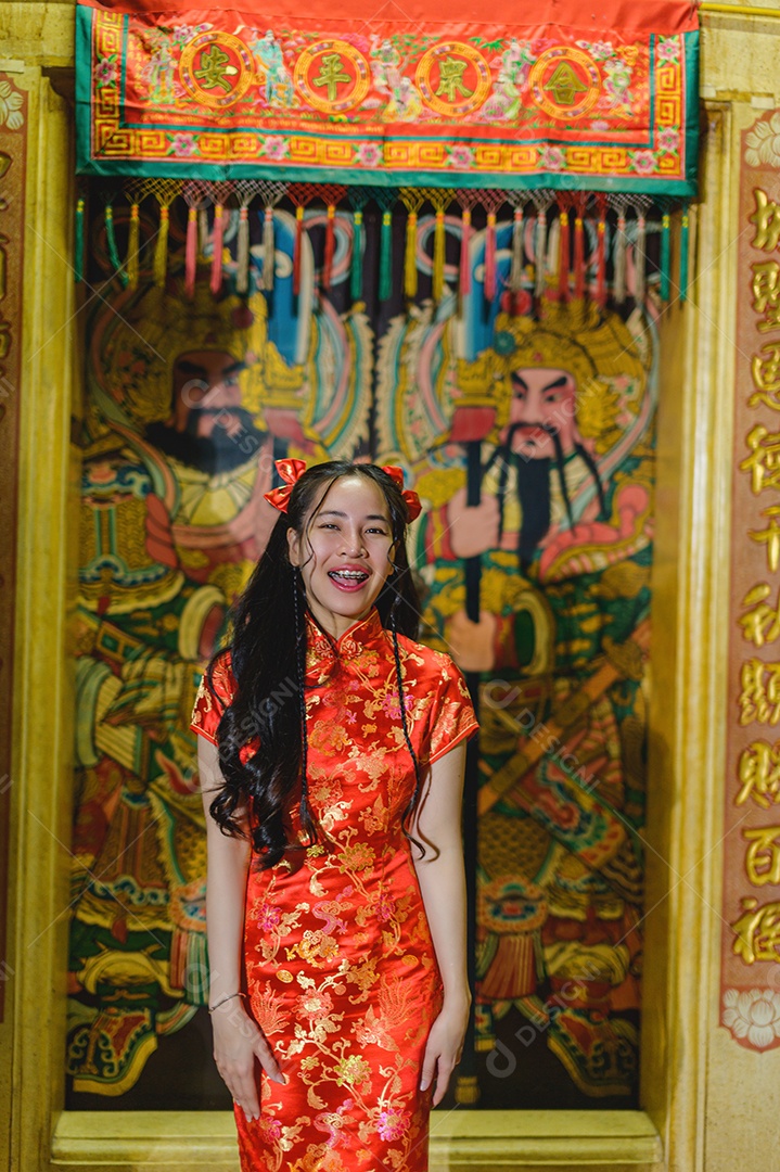 Linda mulher jovem sobre fundo desfocado