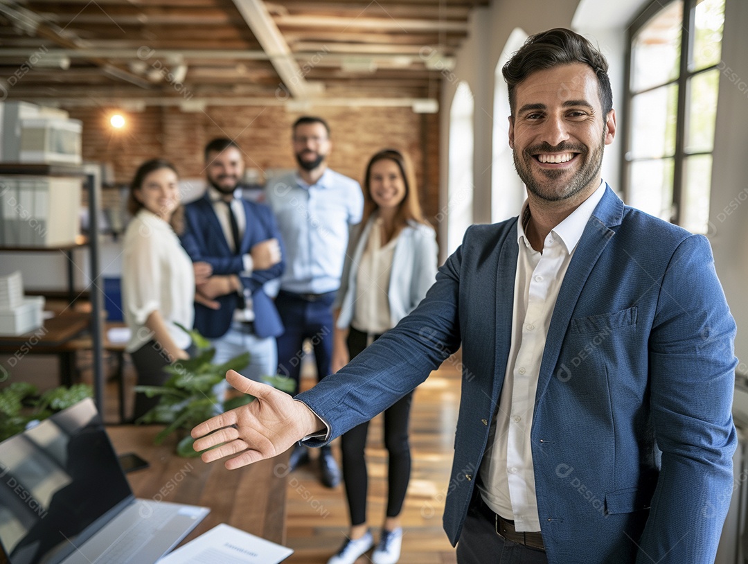 Empresário dando boas-vindas ao novo funcionário