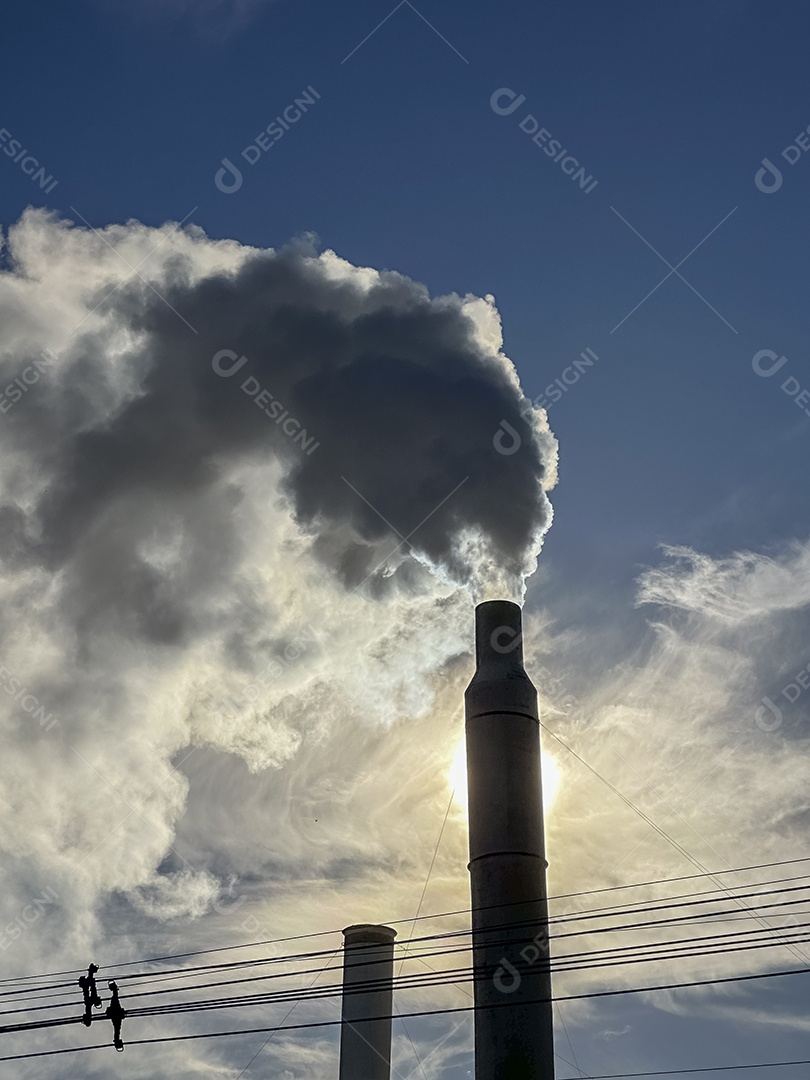 Chaminé de fábrica liberando fumaça na atmosfera