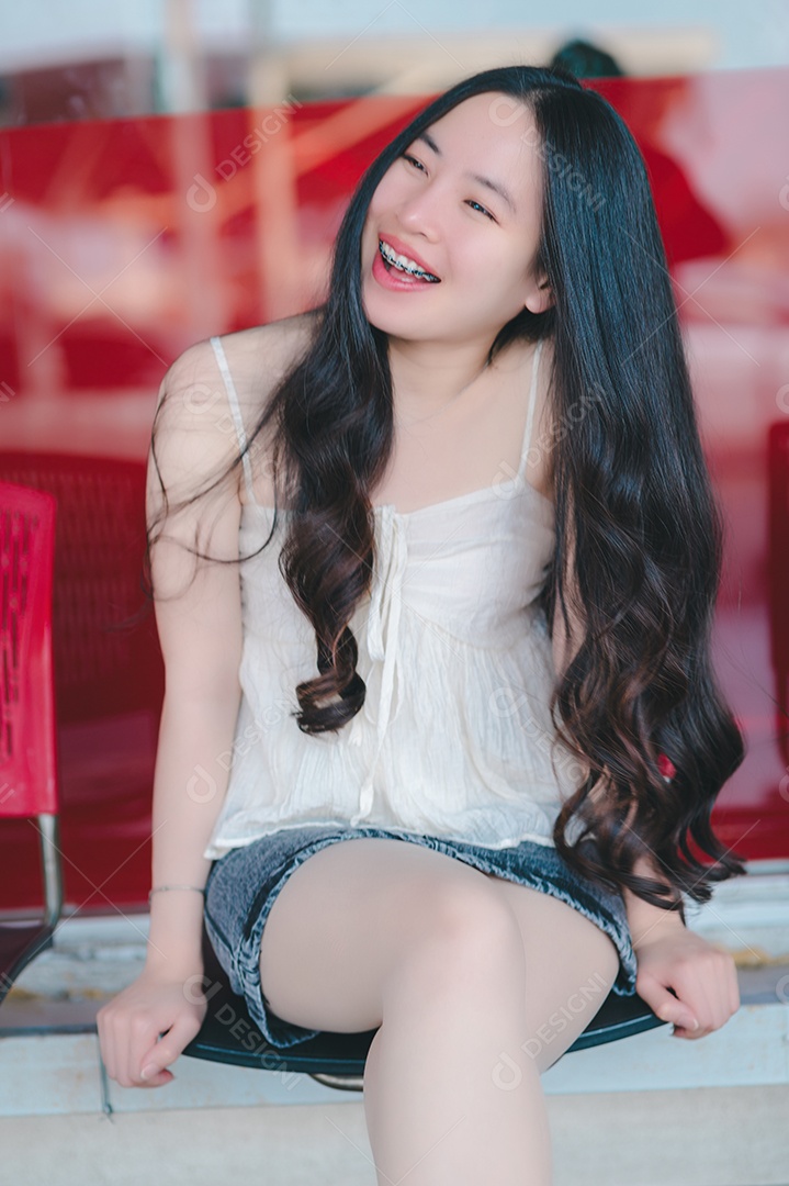 Linda mulher jovem sobre fundo desfocado