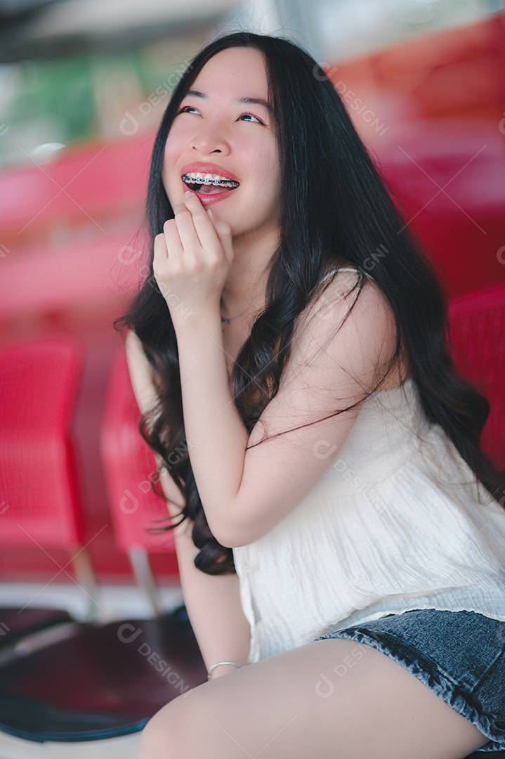 Linda mulher jovem sobre fundo desfocado