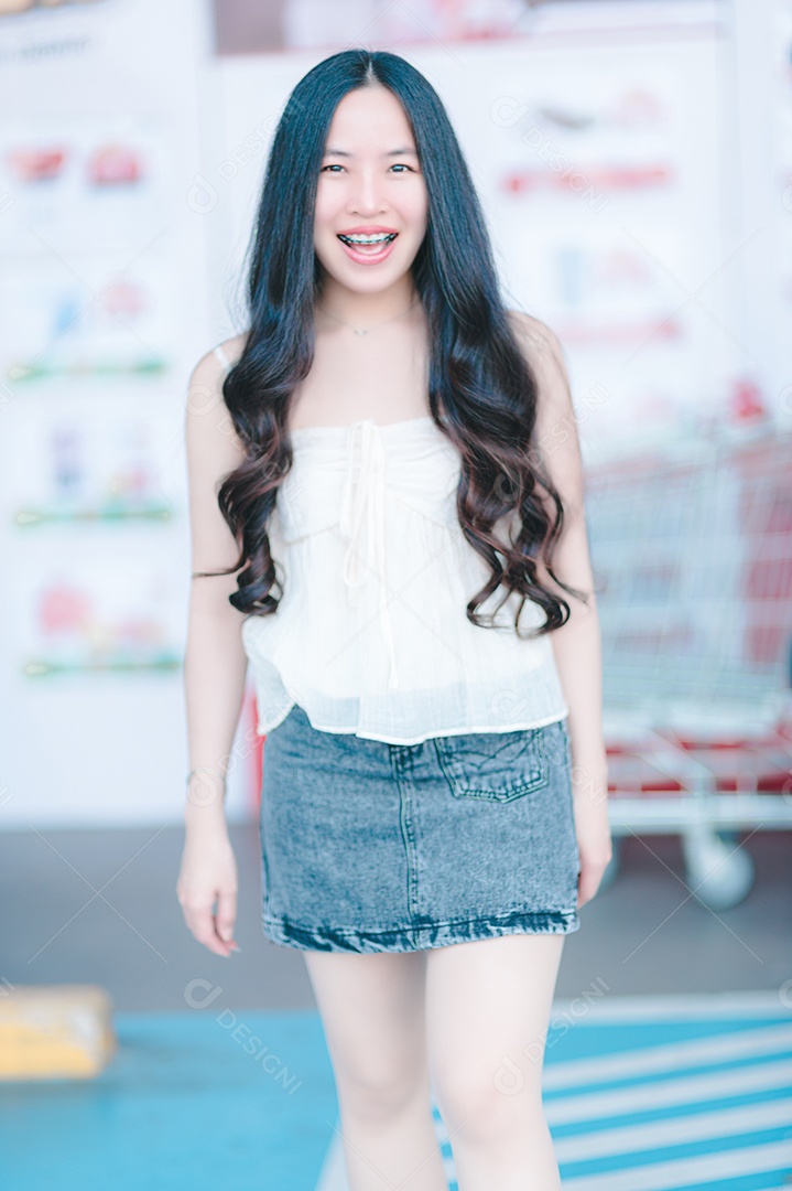 Linda mulher jovem sobre fundo desfocado