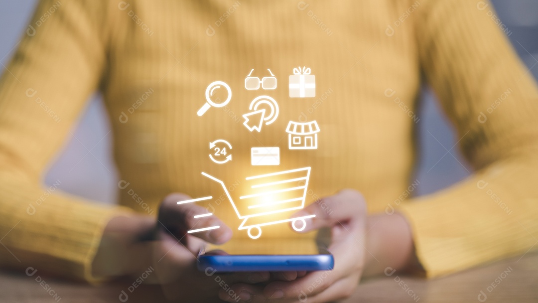 Uma mulher está segurando um celular com um aplicativo de compras