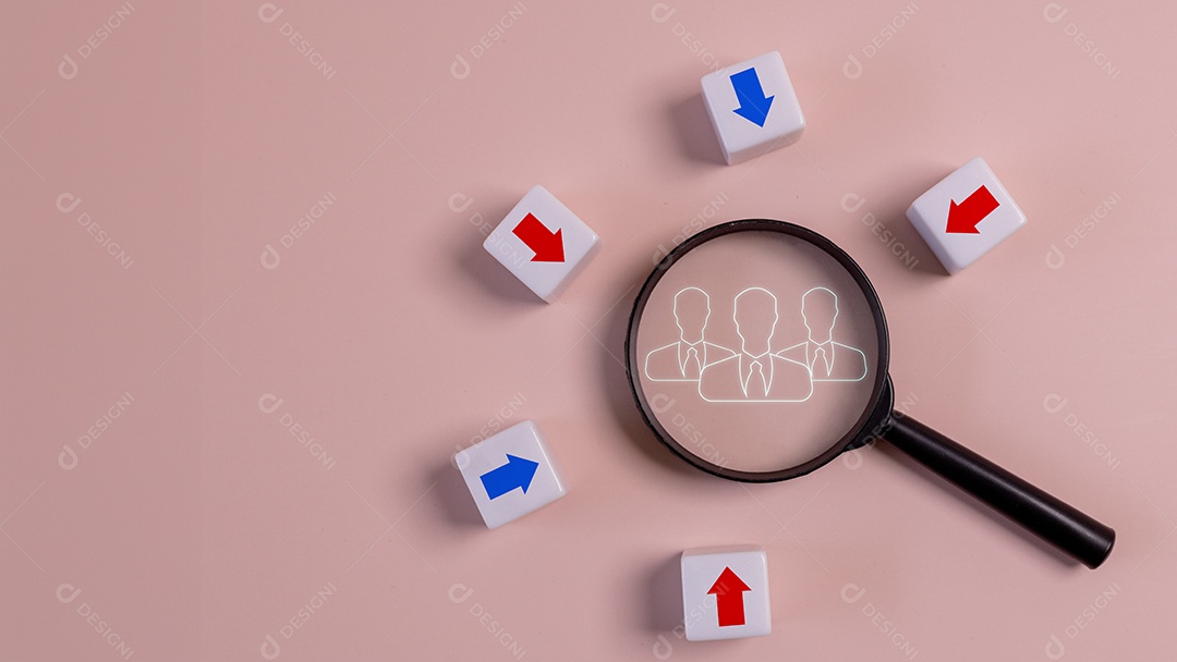 Cubos de madeira e informação recrutamento com tecnologia online