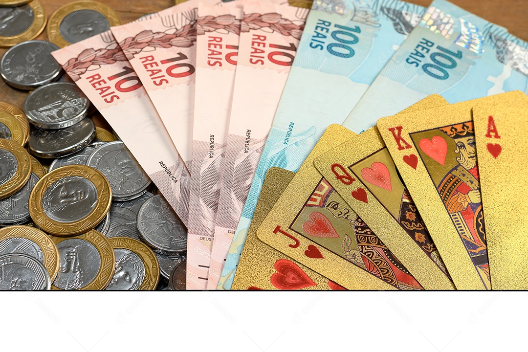 Notas de dinheiro moedas e cartas