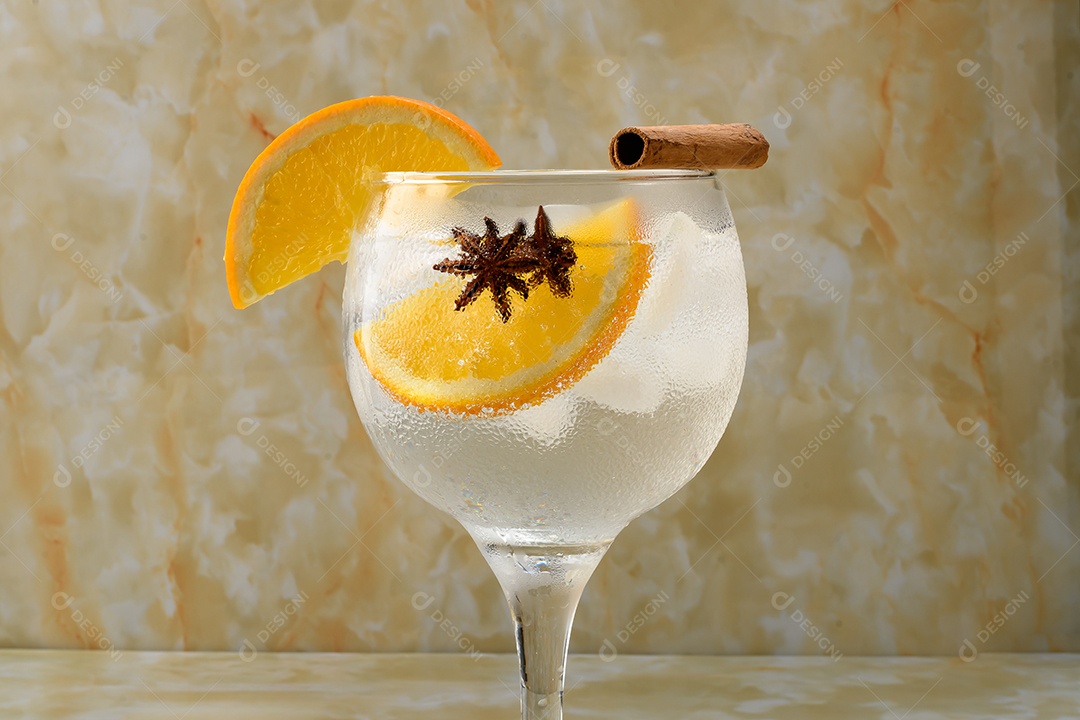 Coquetel de gin tônica e laranja