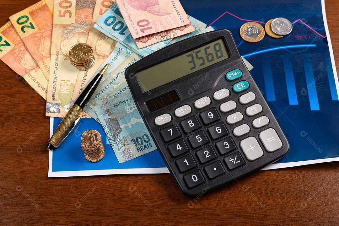 Notas de dinheiro moedas calculadora caneta