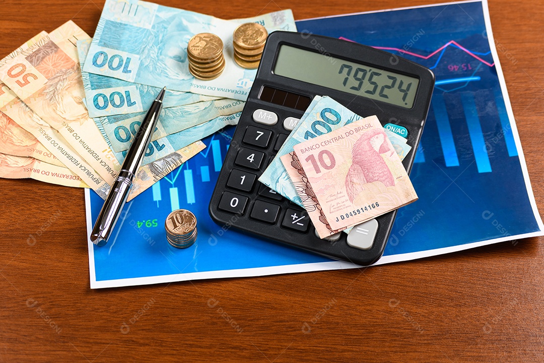 Notas de dinheiro moedas calculadora e caneta