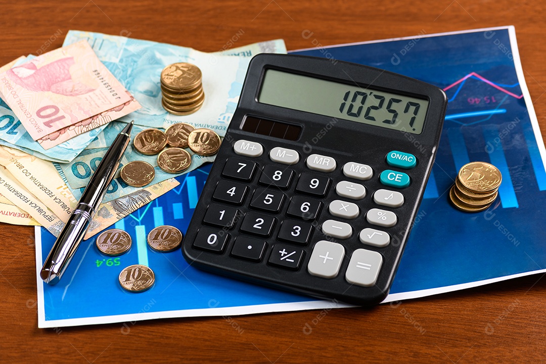 Notas de dinheiro moedas calculadora caneta