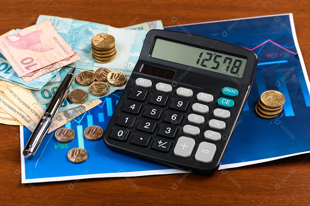 Notas de dinheiro moedas calculadora caneta