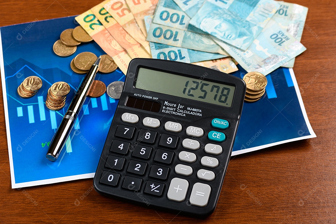 Notas de dinheiro moedas calculadora e caneta