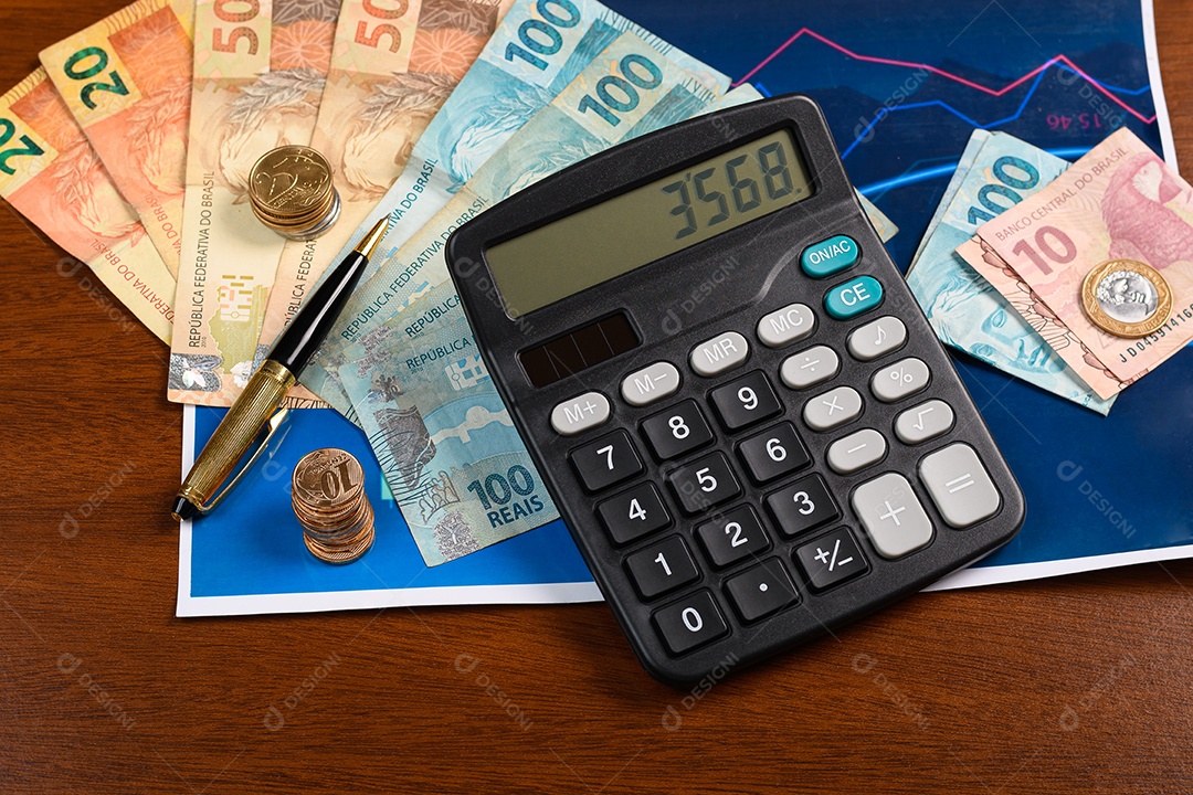Notas de dinheiro moedas calculadora caneta