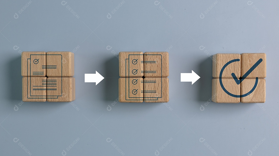 Dados com desenhos de lista e verificação