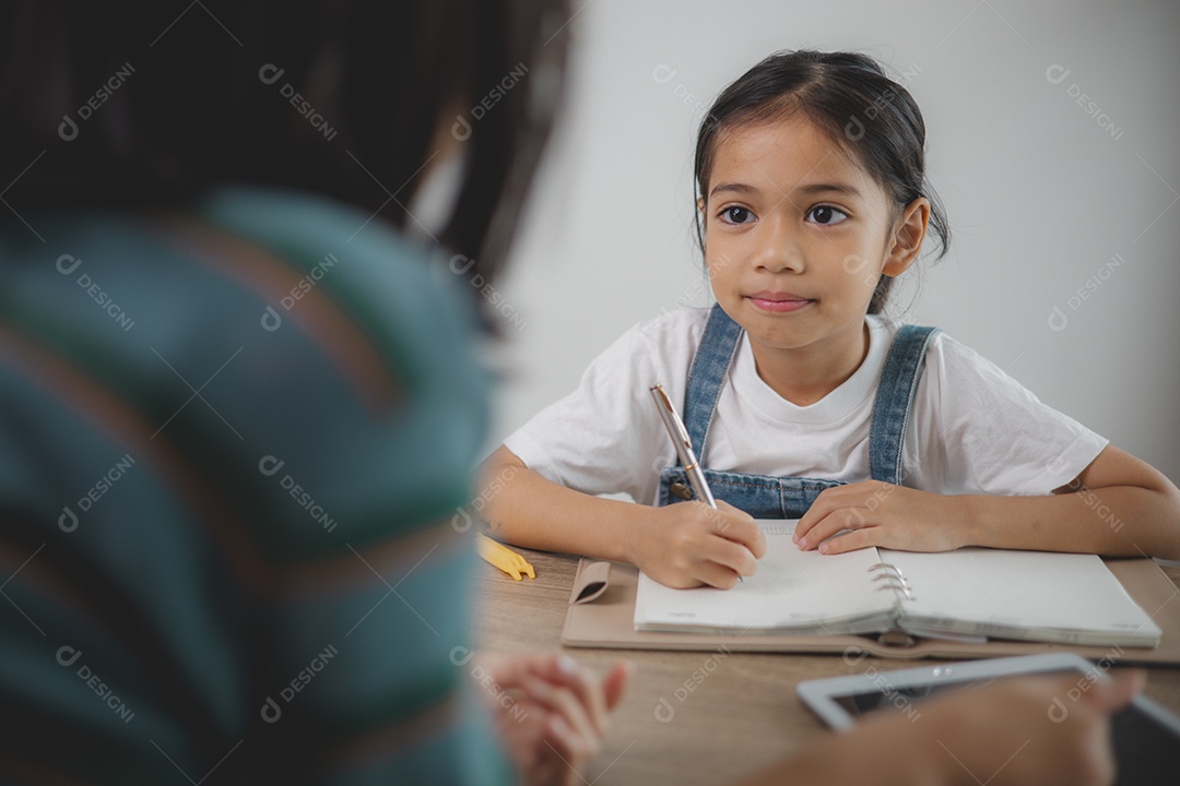 Mãe ajudando filha feliz e dedicada fazer sua tarefa de casa