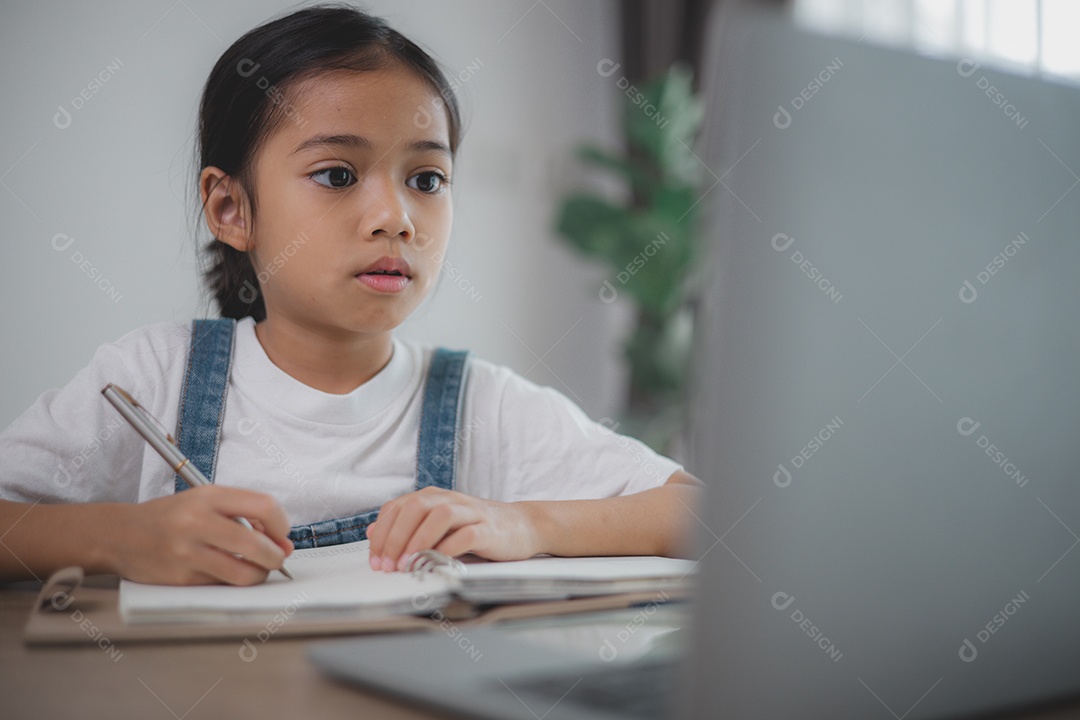 Garotinha concentrada fazendo tarefa de casa