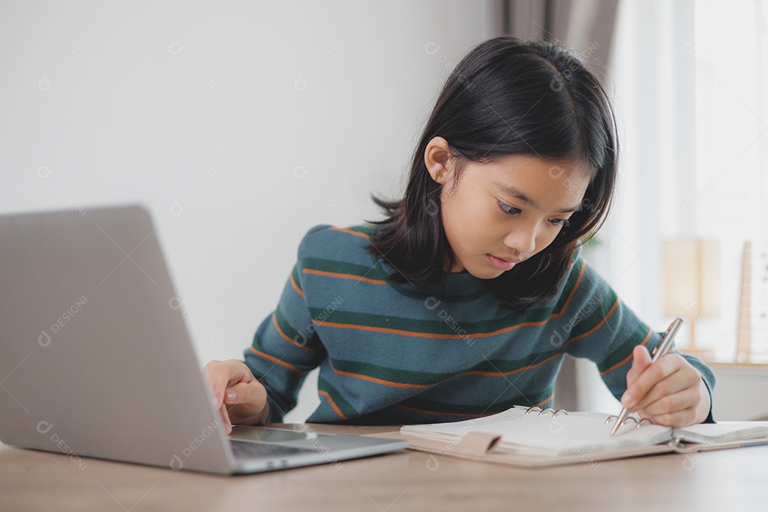 Jovem garota com computador estudando