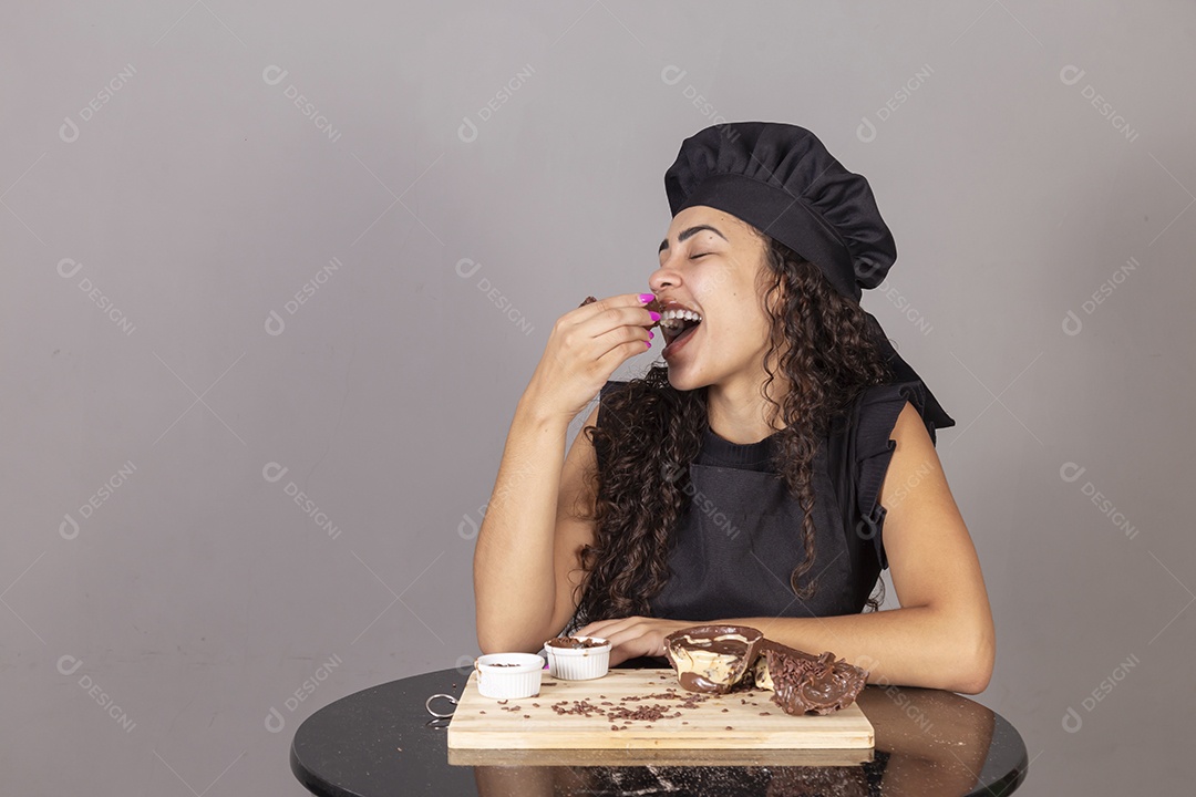 Mulher jovem comendo ovos da páscoa