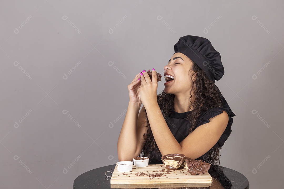 Mulher jovem comendo ovos da páscoa