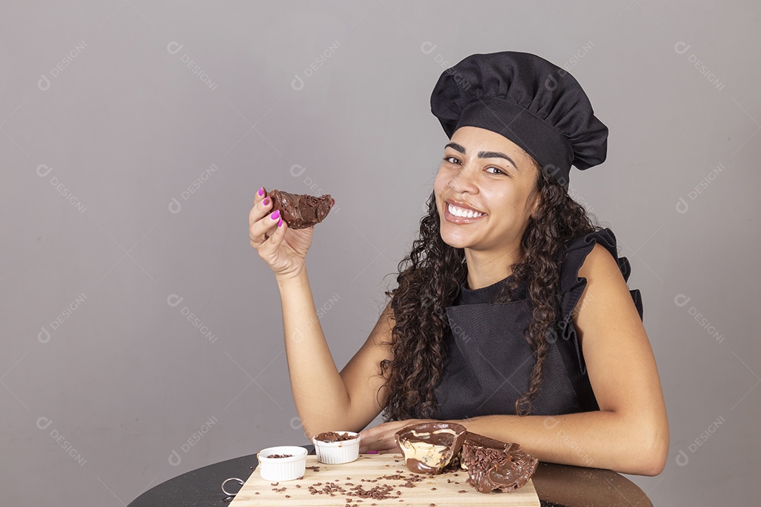 Mulher jovem comendo ovos da páscoa