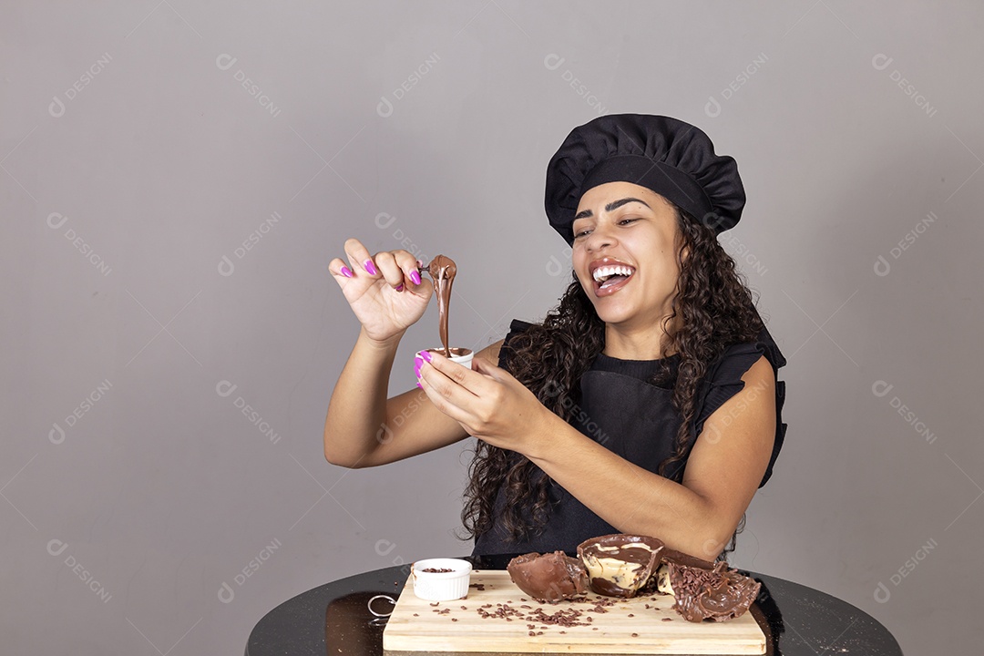 Mulher jovem comendo ovos da páscoa
