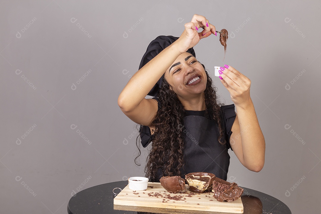Mulher jovem comendo ovos da páscoa