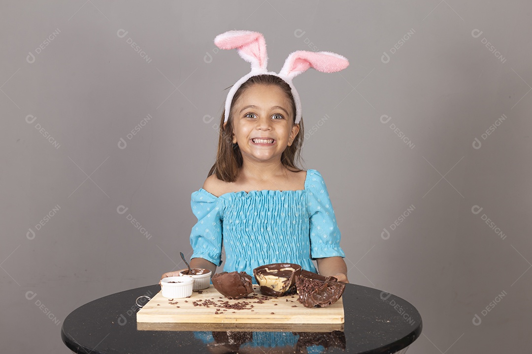 Linda garota usando tiara de coelho celebrando páscoa