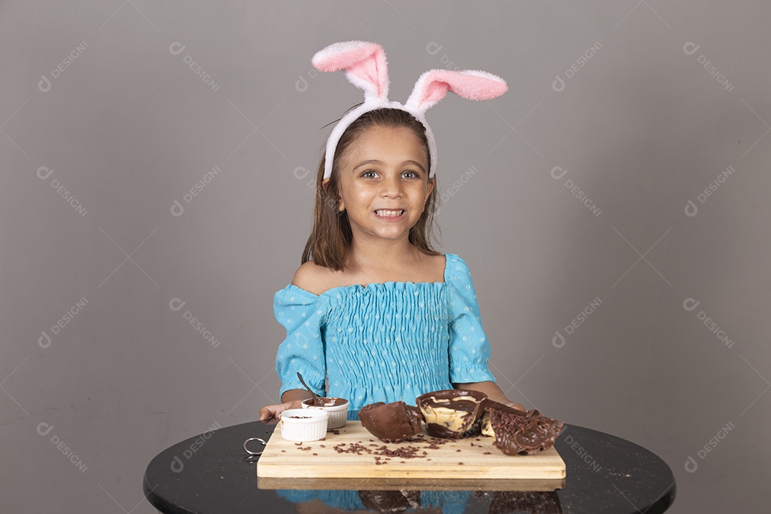 Linda garota usando tiara de coelho celebrando páscoa