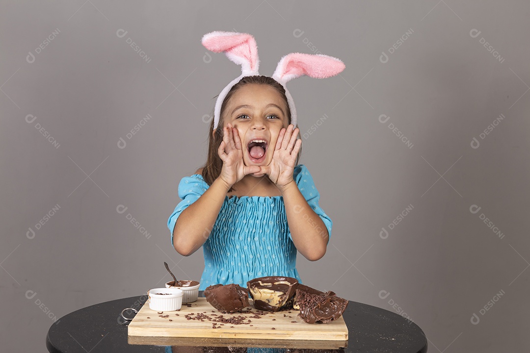 Linda garota usando tiara de coelho celebrando páscoa