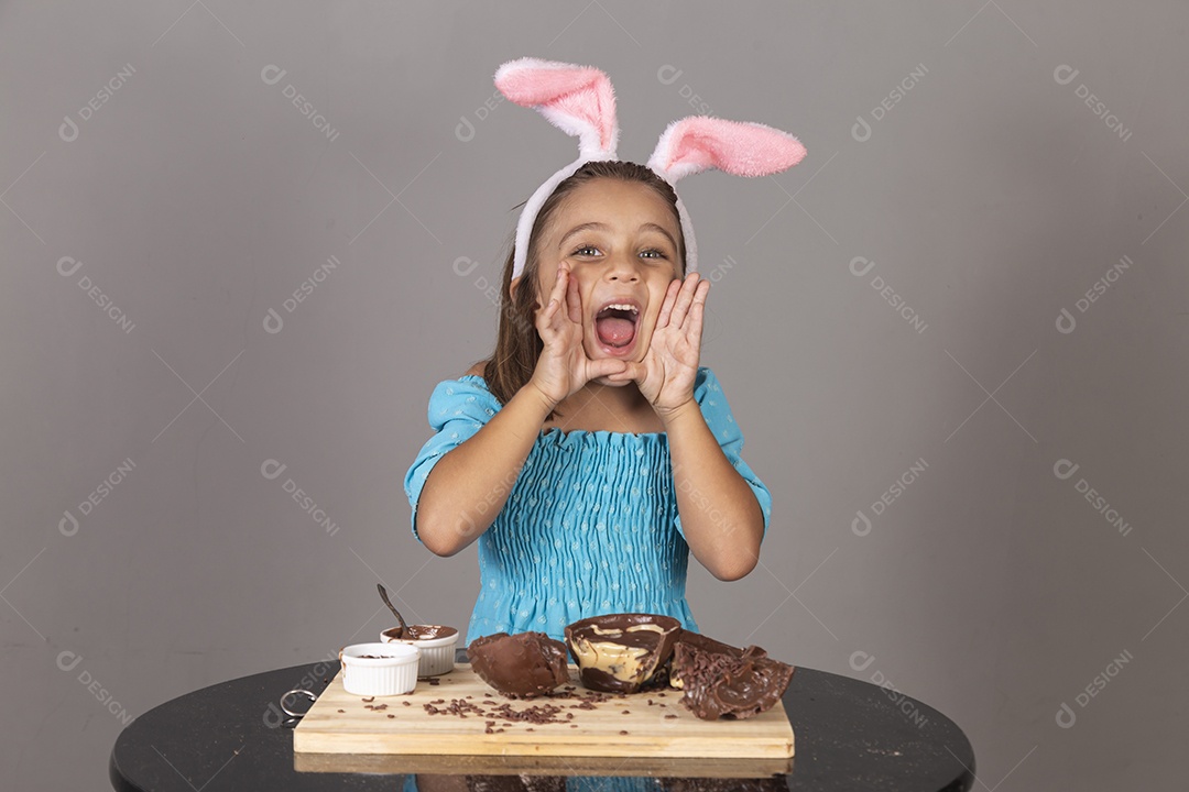 Linda garota usando tiara de coelho celebrando páscoa