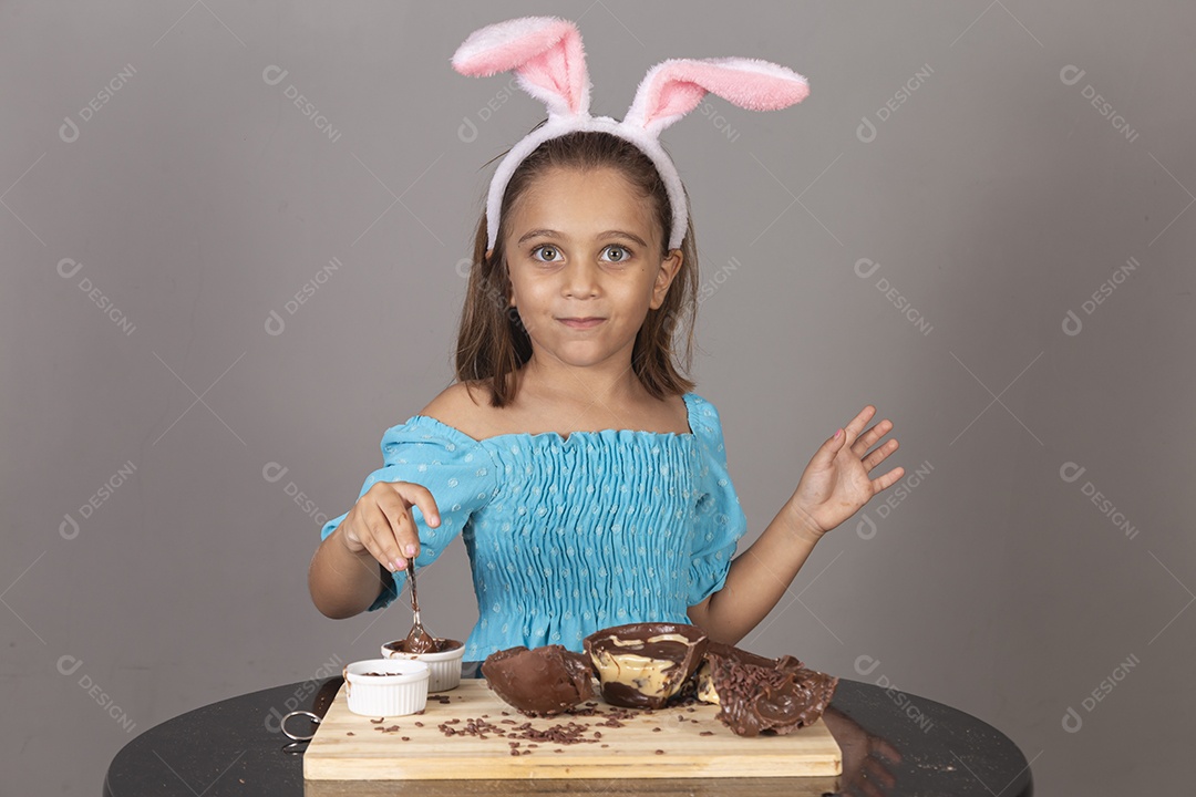 Linda garota usando tiara de coelho celebrando páscoa