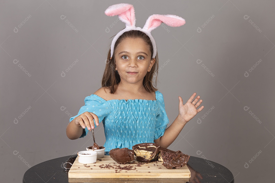 Linda garota usando tiara de coelho celebrando páscoa