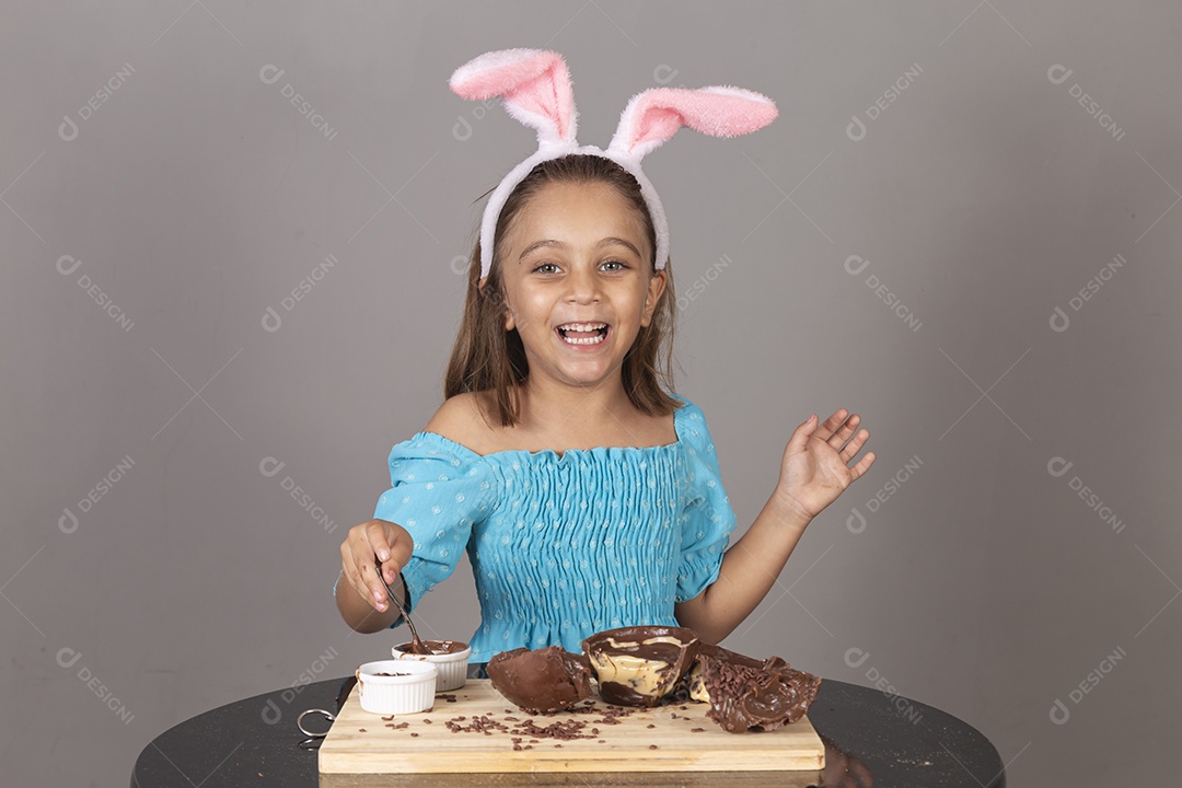 Linda garota usando tiara de coelho celebrando páscoa