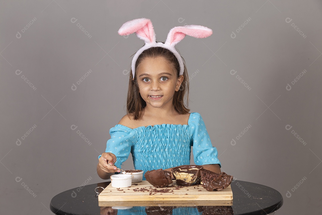 Linda garota usando tiara de coelho celebrando páscoa