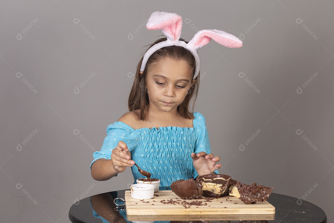 Linda garota usando tiara de coelho celebrando páscoa