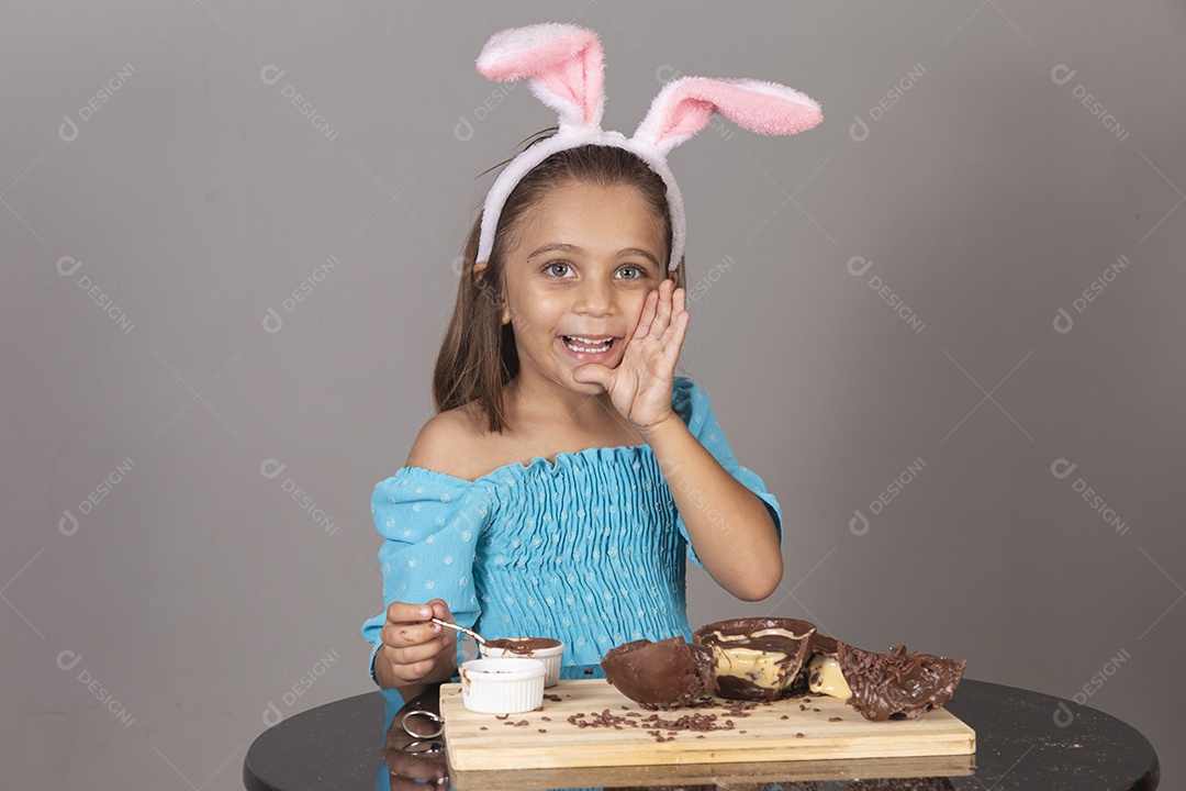 Linda criança garota celebrando páscoa