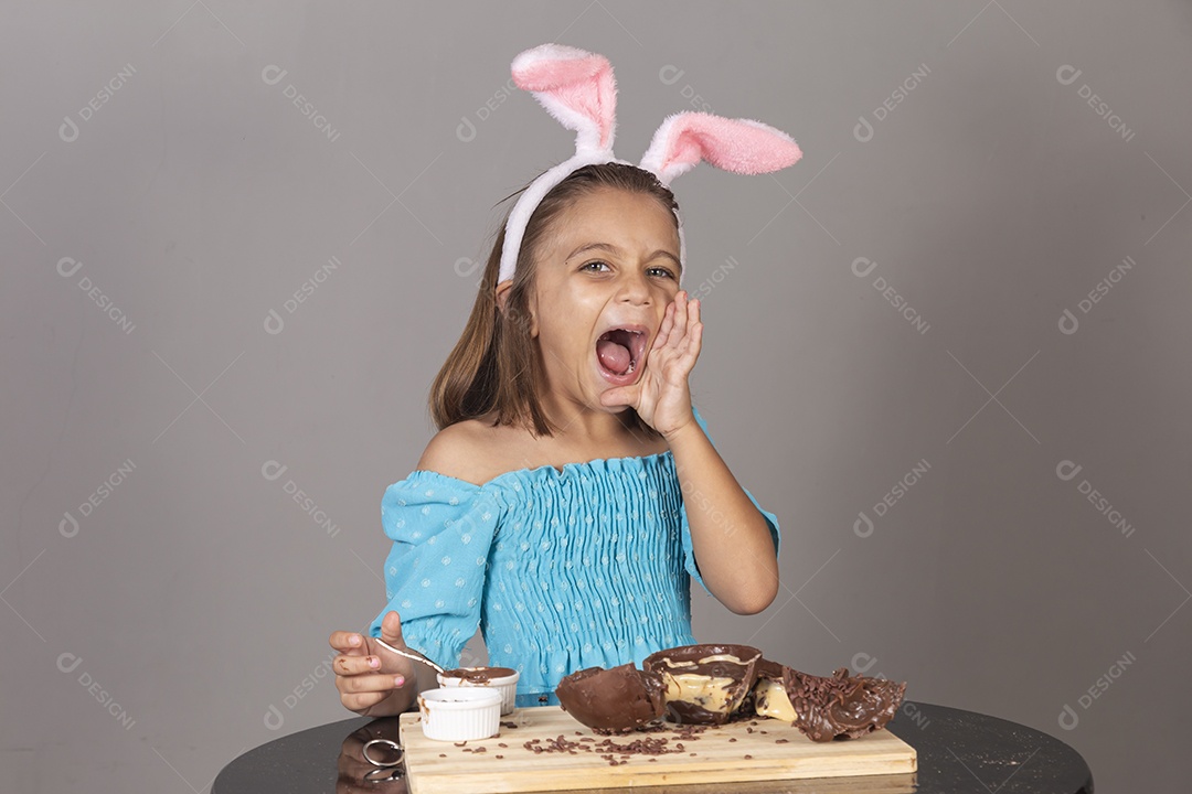 Linda garota usando tiara de coelho celebrando páscoa