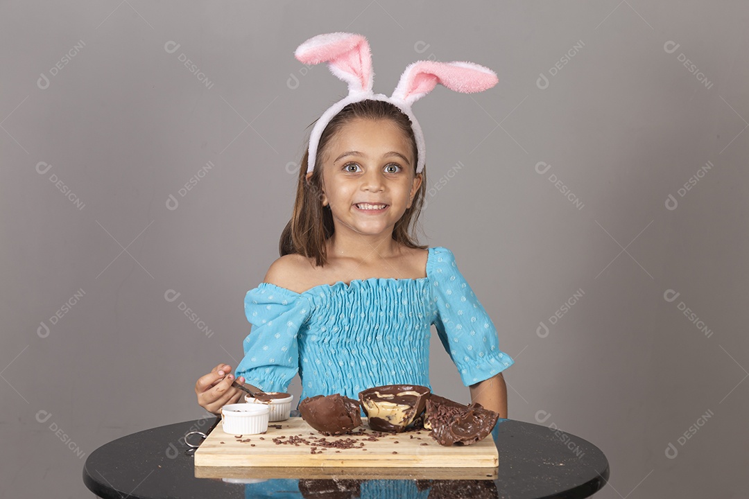Linda garota usando tiara de coelho celebrando páscoa