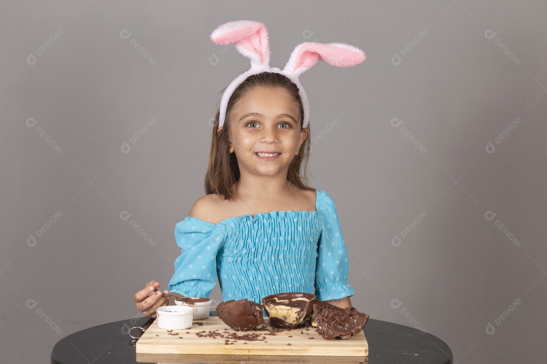 Linda garota celebrando páscoa comendo ovos