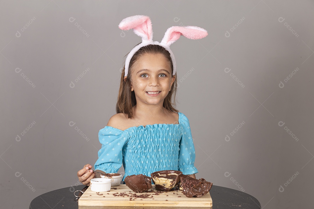 Linda criança garota celebrando páscoa